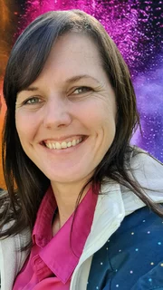 Frau mit einem Lächeln im Gesicht